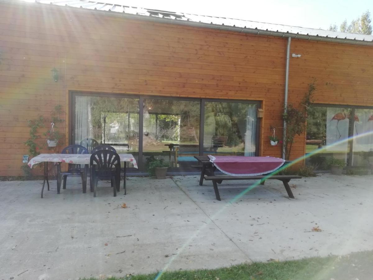 Florennes Gite Neuf 150 M2 Devant Un Grand Lac Prive De 2 Hectares Poissonneux Au Milieu Des Bois Exterior photo