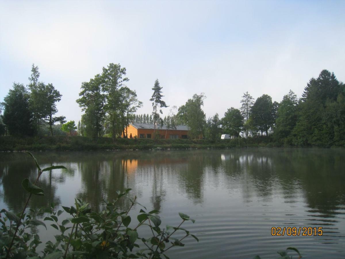 Florennes Gite Neuf 150 M2 Devant Un Grand Lac Prive De 2 Hectares Poissonneux Au Milieu Des Bois Exterior photo